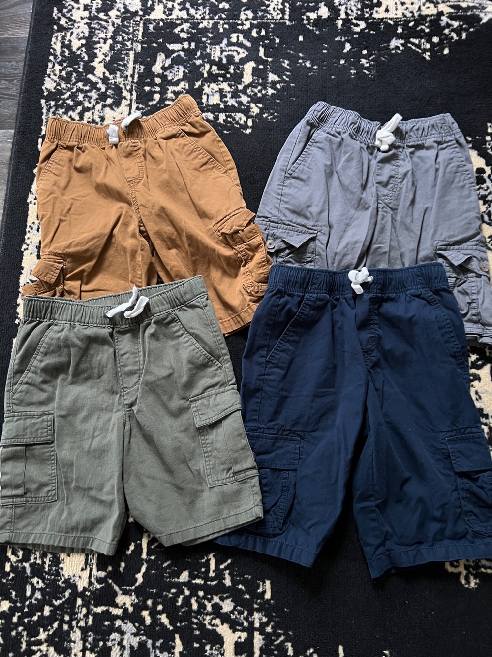 Boys 4 pc Cat & Jack cargo shorts size M (8/10)